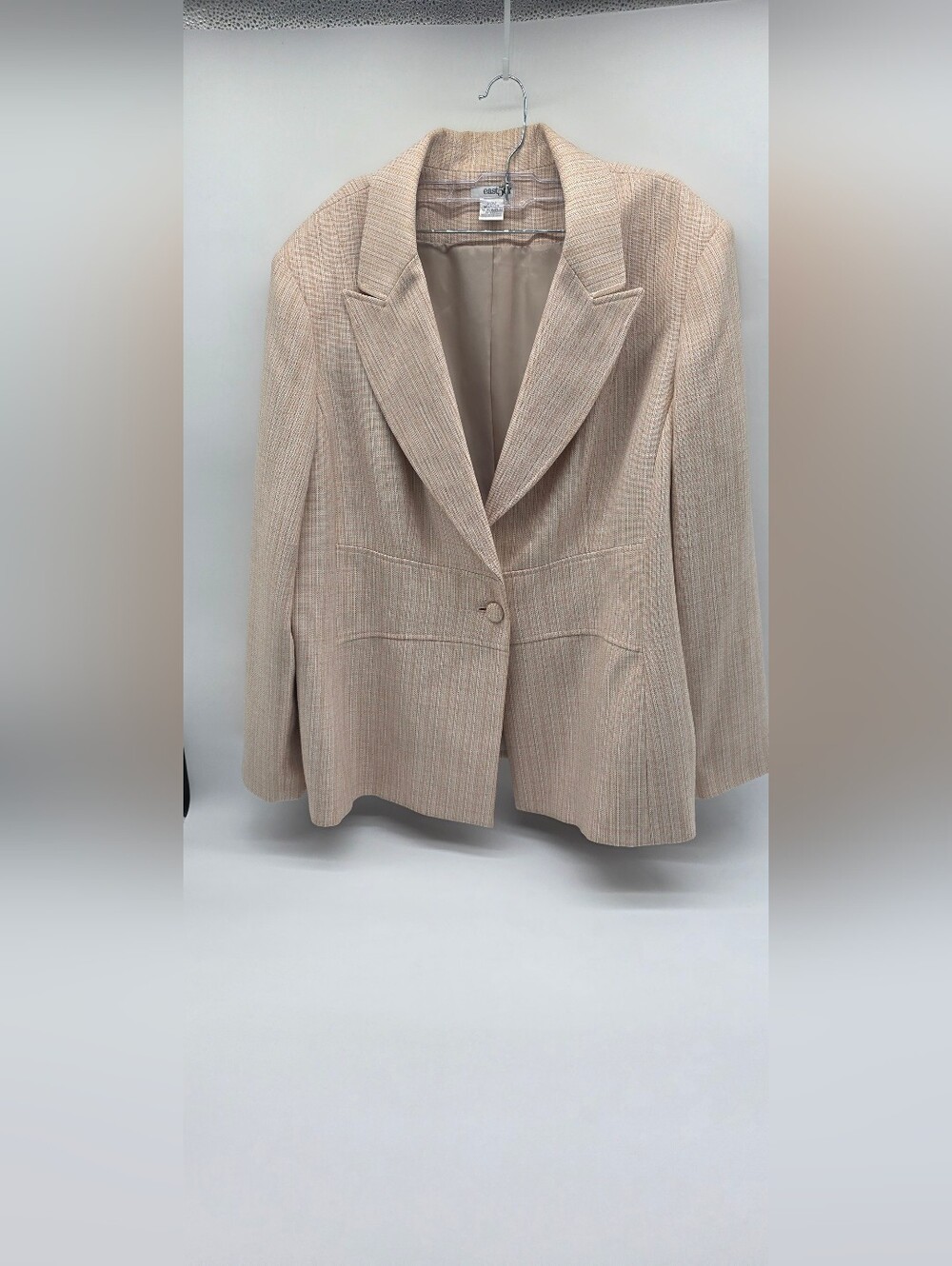 East 5th Women's Beige Single-Button Blazer. Size 24W.